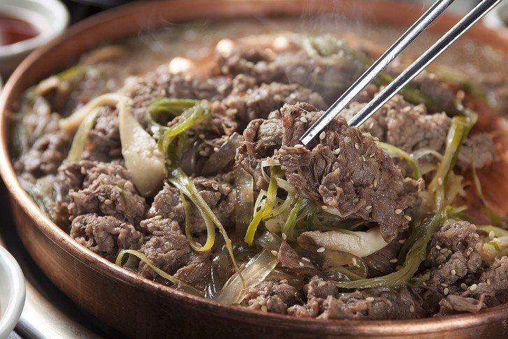 ジンカンジャンを使用して味付けされたプルコギの料理が皿に盛られている様子。韓国の伝統的な焼き肉料理。