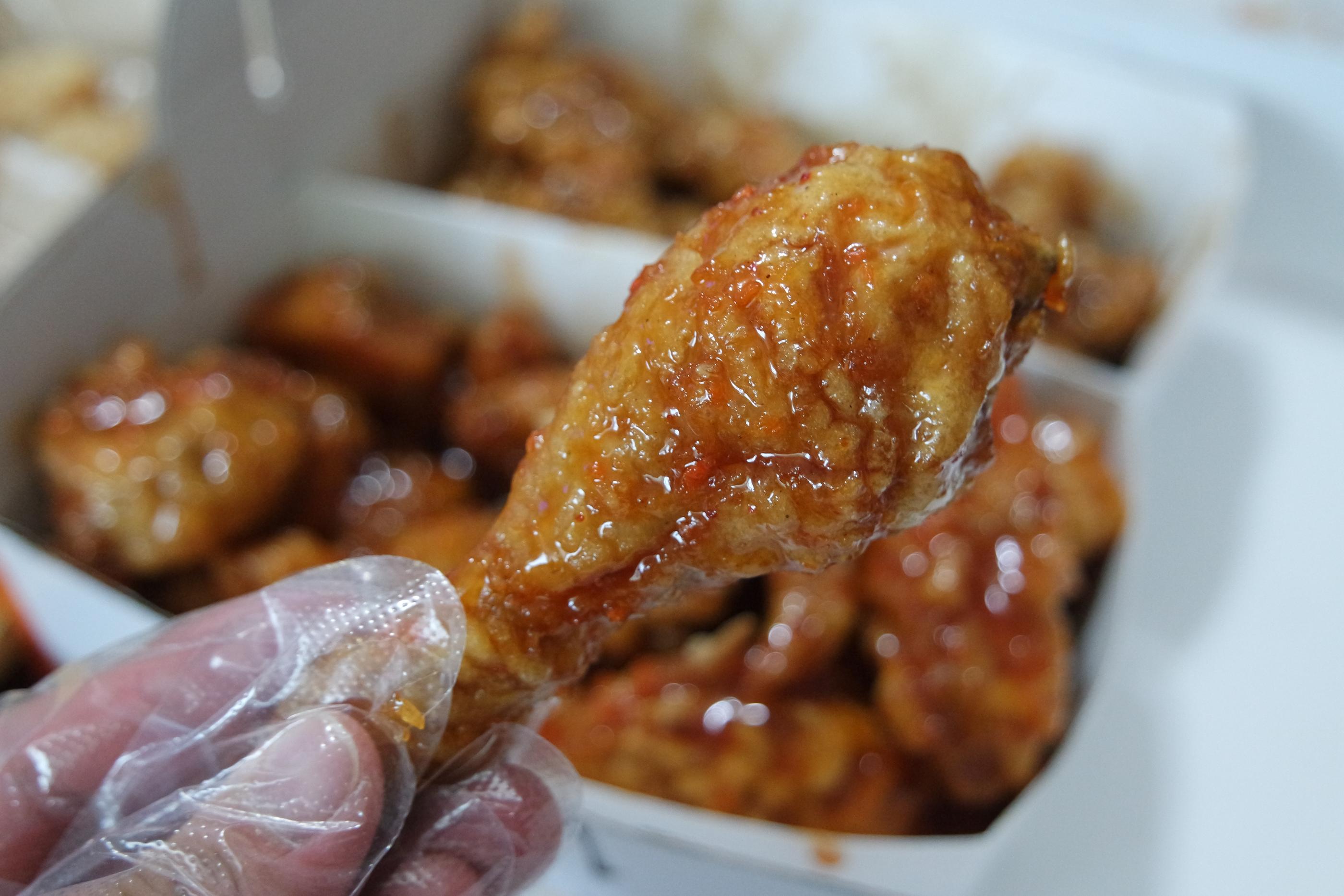 チキン、チメ、ビニール手袋、ヤンニョムチキン