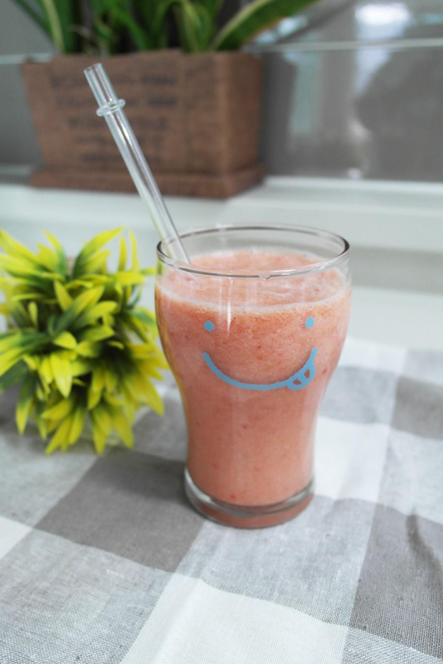 自製鮮榨果汁放置於果汁杯中，象徵健康和活力，是韓國家庭日常的飲品選擇。