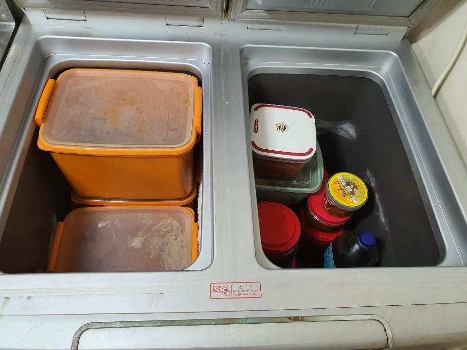 將韓國泡菜放置於專屬的泡菜雪櫃，保持新鮮和口味獨特。設計便利，提供大容量存儲空間，適閤家庭使用。