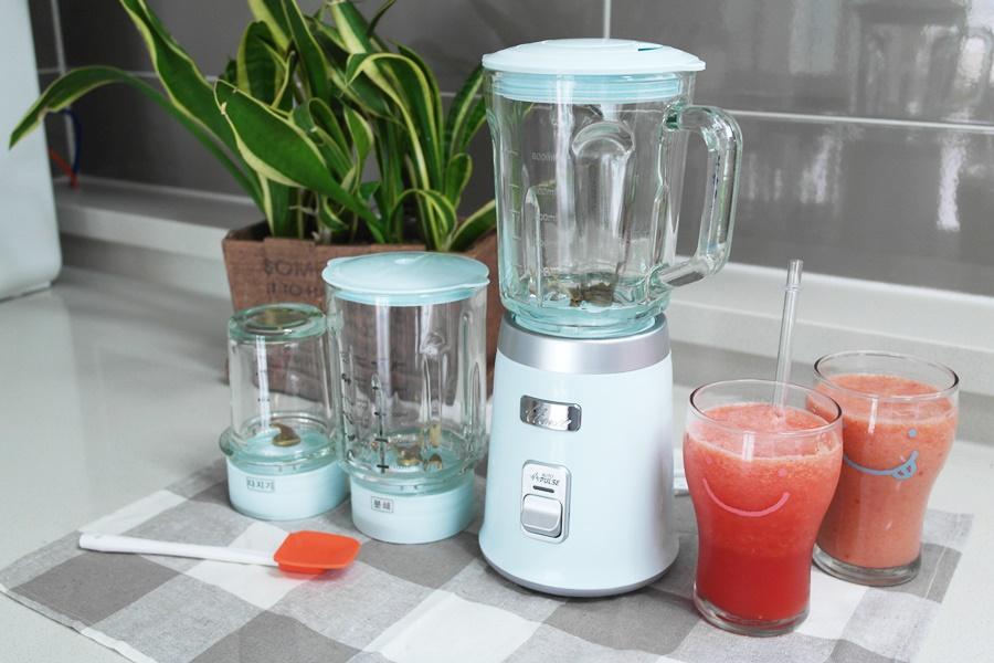 韓國家用榨汁機，旁邊擺放新鮮製作的果汁，展示韓國人居家健康飲食的理想方式。