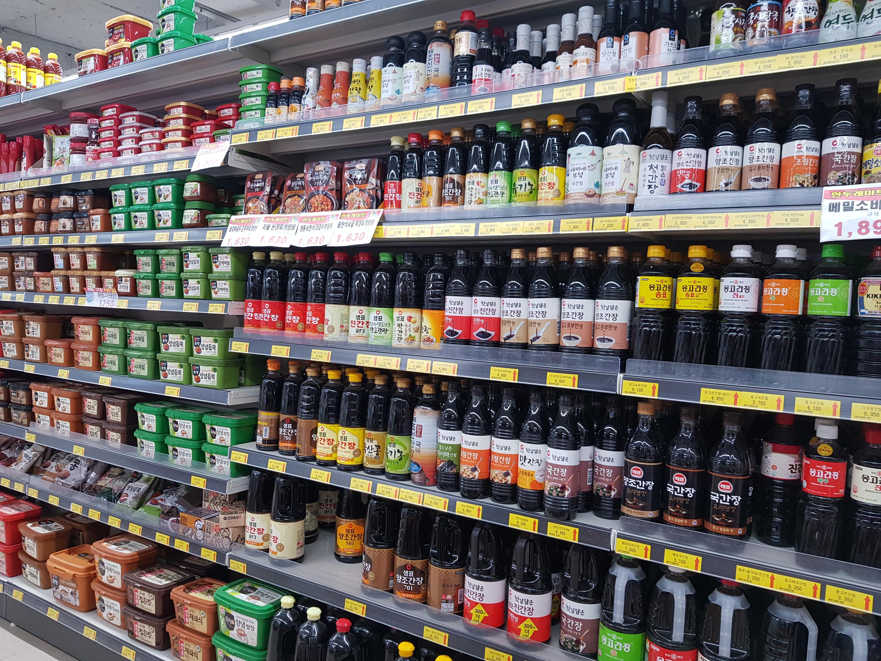 專供韓國家庭烹飪的大量醬料和油類，展示出韓國料理的多樣性和風味的豐富。