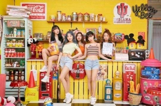 イエロードライブのコンセプトで飾られたセットでポーズをとるガールズグループYellow Beeのメンバーたち。背景にはコカコーラやミッキーマウスの装飾がある。