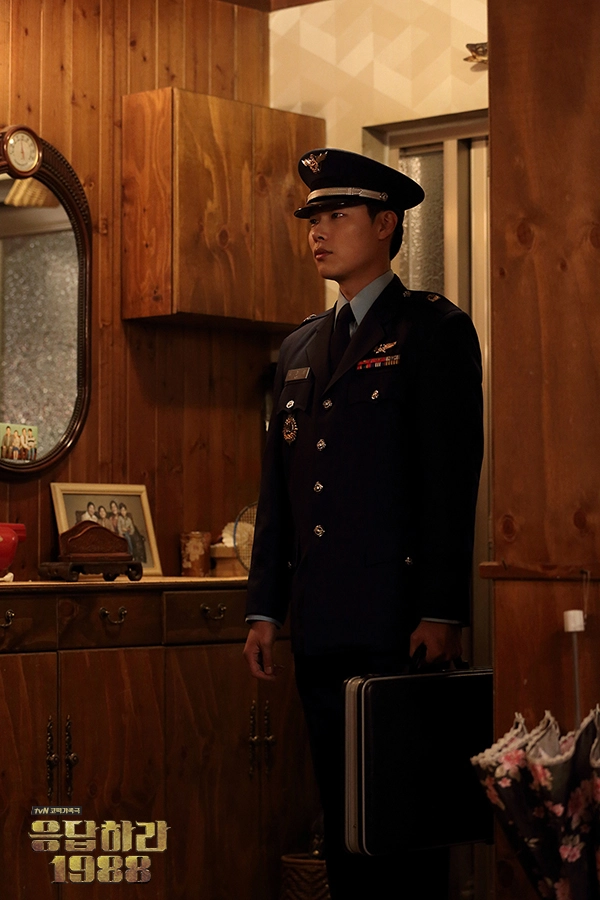 หนึ่งในความฟินของการดูซีรีส์ก็คือนักแสดงนั่นเองค่ะ! มาดูดีกว่าว่า จะมีนักแสดงนำชายคนไหนที่ดูดีในยูนิฟอร์มกันบ้าง