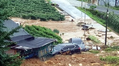 ฤดูมรสุมที่มาพร้อมกับฝนตกหนักสร้างความเสียหายให้กับเกาหลีใต้เป็นอย่างมาก โดยมีผู้สูญหายและเสียชีวิตจากเหตุการณ์ดังกล่าวเช่นกัน