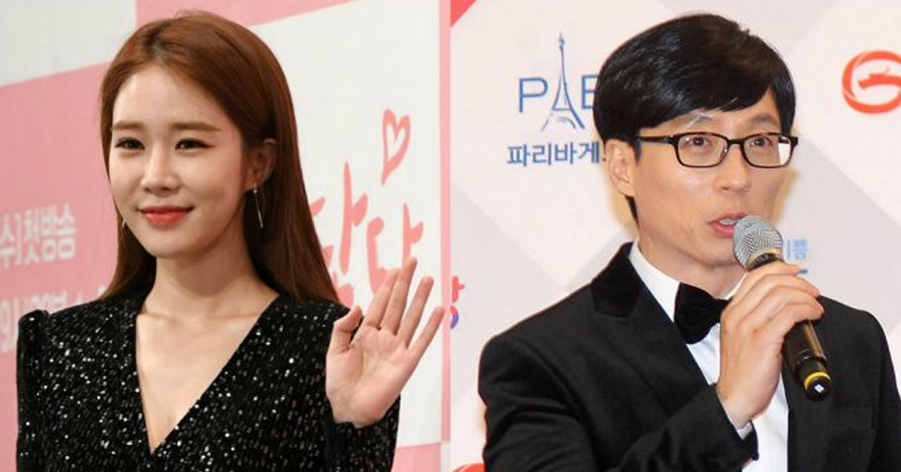 劉在錫和劉寅娜在活動上穿著正裝，背後是贊助商的背景板。