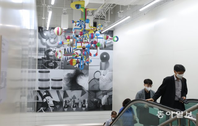 永登浦市場站美術品展示,牆上有多彩藝術裝置和黑白作品,提供文化藝術空間的創造性展示。
