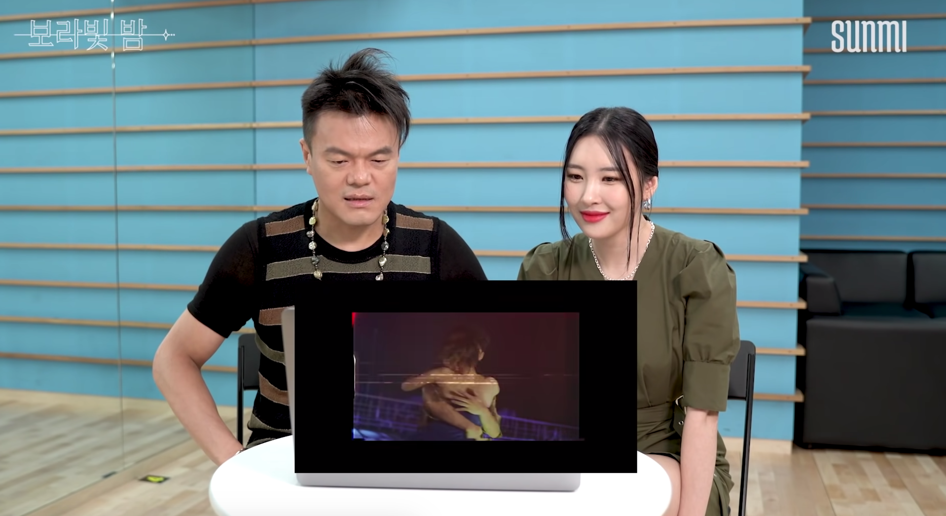 JYP娛樂與宣美合作的新歌宣傳海報,展示了舞蹈練習室的鏡面背景和兩人在觀看顯示屏上的舞台攝影。