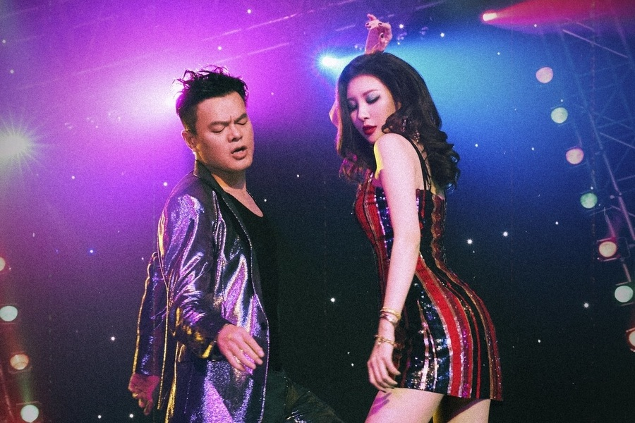 宣美與JYP娛樂代表在舞台上的表演,展示了五光十色的燈光和華麗的服飾,突顯出新歌的舞台表現力。