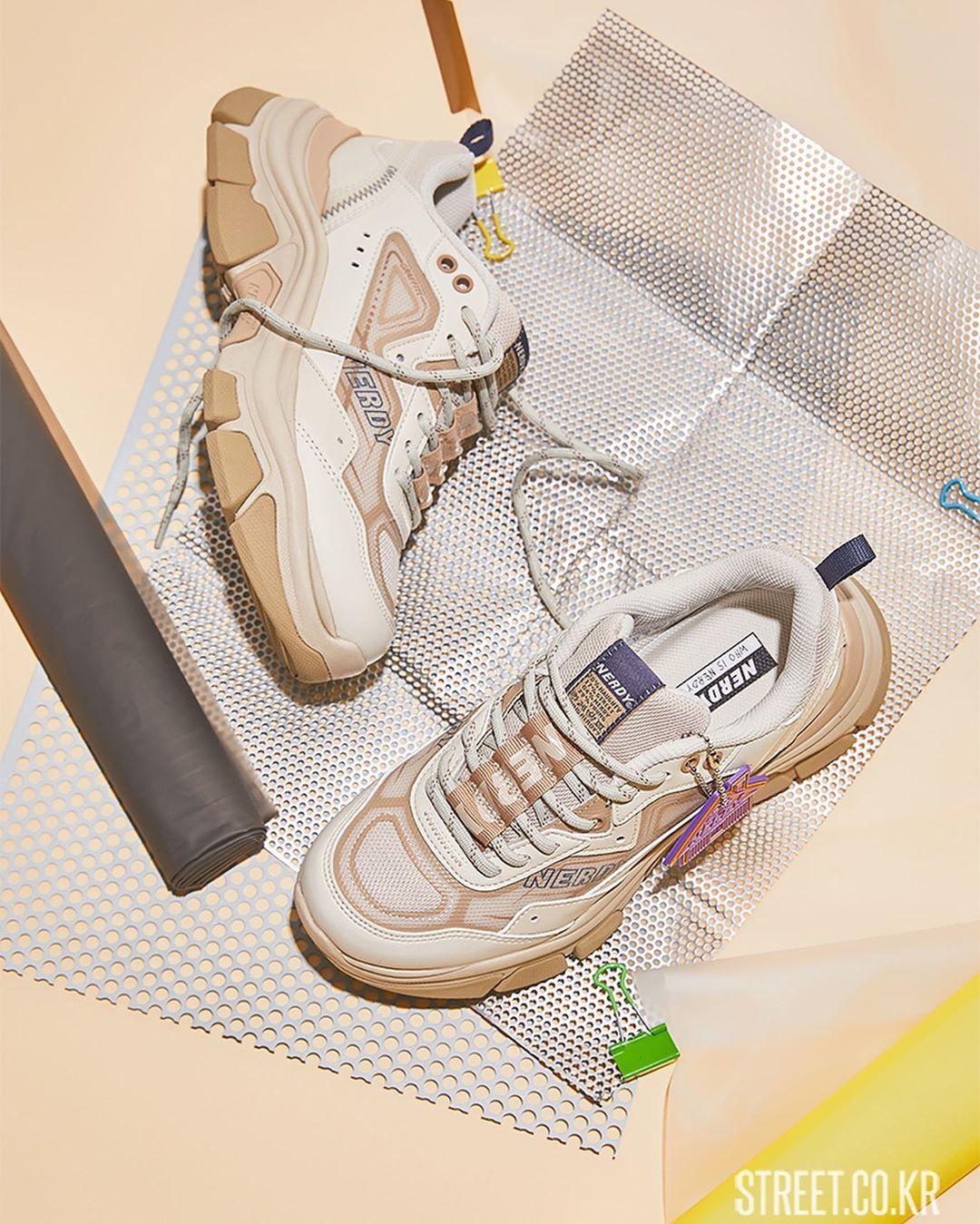 NERDYのシューズはストリートスタイルにピッタリで、多くのアイドルが愛用。