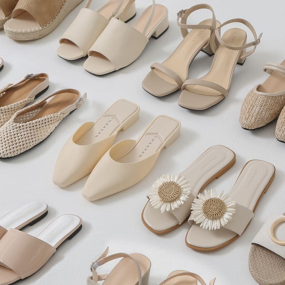 Chaakan Shoesのナチュラルカラーの靴コレクション、デイリースタイルに最適。