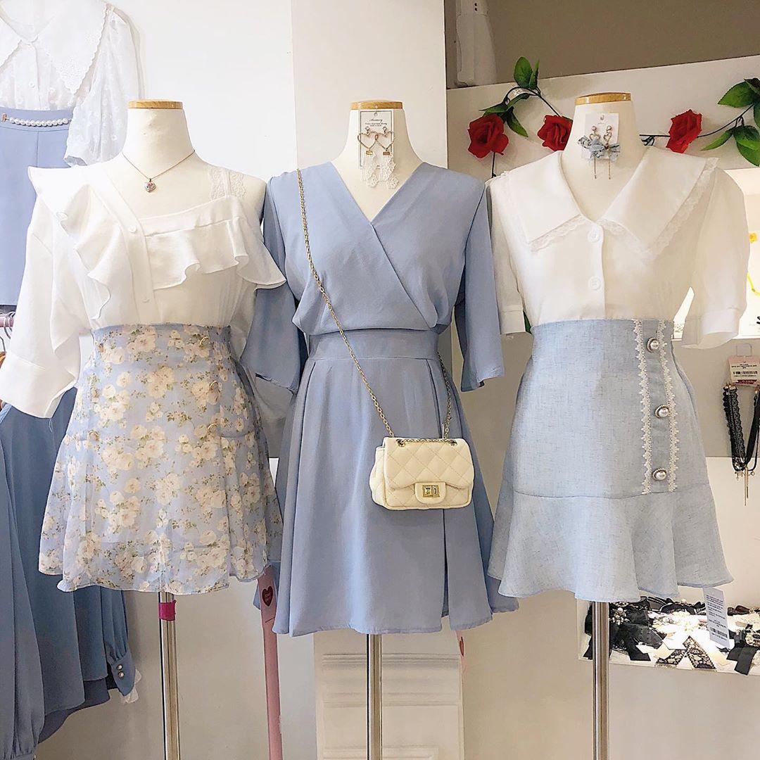 SOMEDAYZの店舗に展示された女性らしいファッションアイテム、購入しやすいブラウスやスカート。