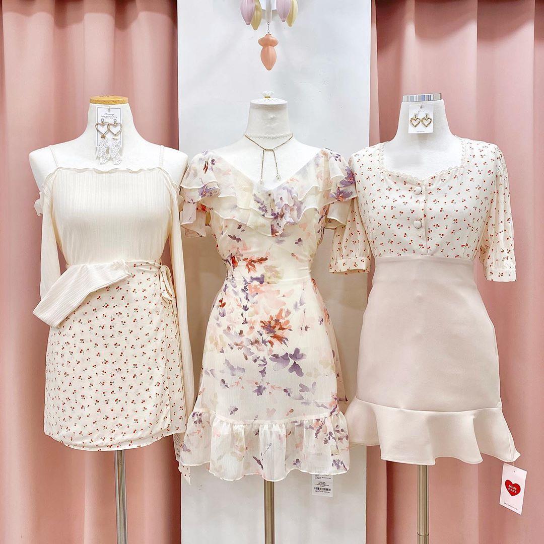 SOMEDAYZの店舗に展示されたフローラル柄のドレス、春のコーディネートに最適。