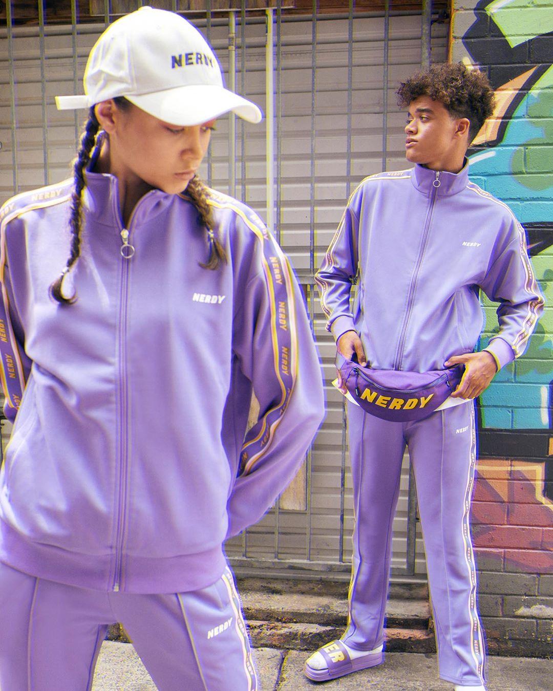 NERDYのスポーツウェア、カラフルな紫のセットアップがアイドルに人気。