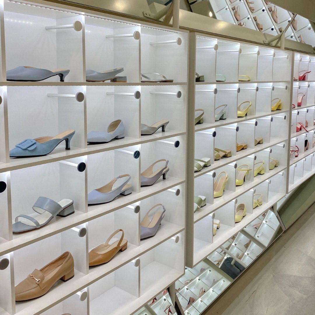 Chaakan Shoesのモダンデザインの靴棚、カラーバリエーションが豊富。