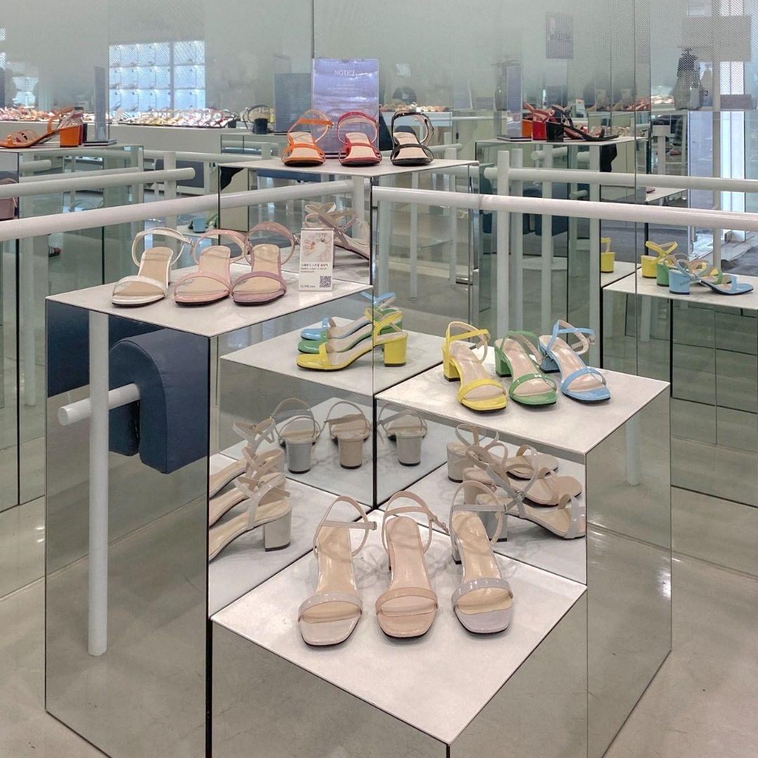 Chaakan Shoesのカラフルなサンダルコレクション、夏のスタイルにぴったり。