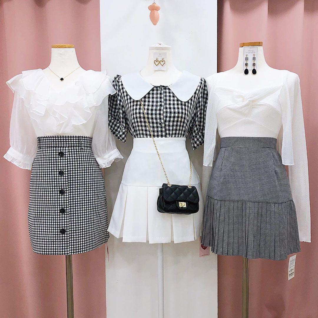 SOMEDAYZの店舗に展示されたギンガムチェックのスカート、可愛いアクセサリーとの組み合わせ。