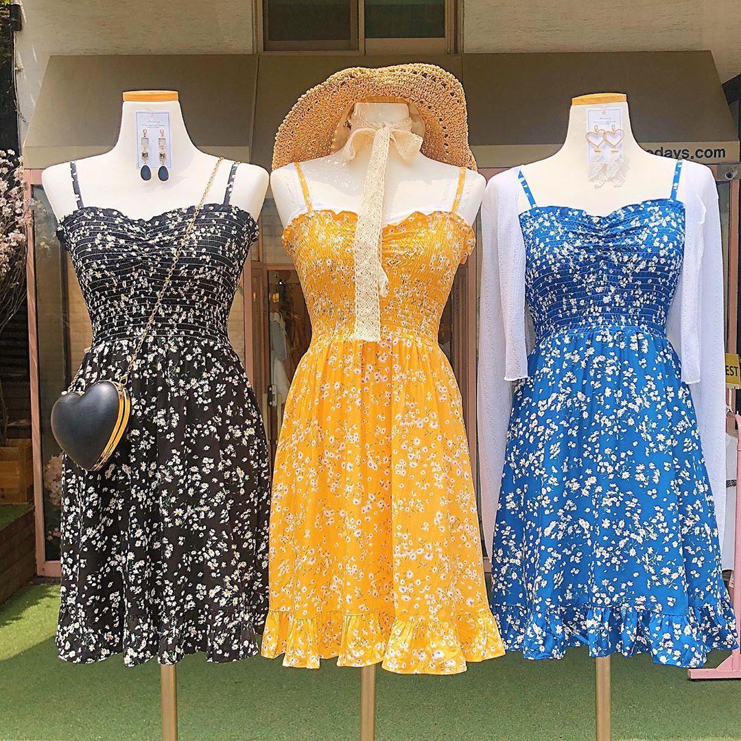 SOMEDAYZの店舗に展示されたカラフルなサマードレス、旅行のコーディネートにぴったり。