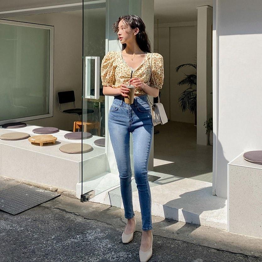 CHUUの-5kgジーンズ、スリムなシルエットで大人気のアイテム。