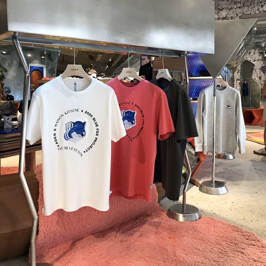 Ader ErrorのメゾンキツネとのコラボTシャツ、ユニセックスデザインが特徴。