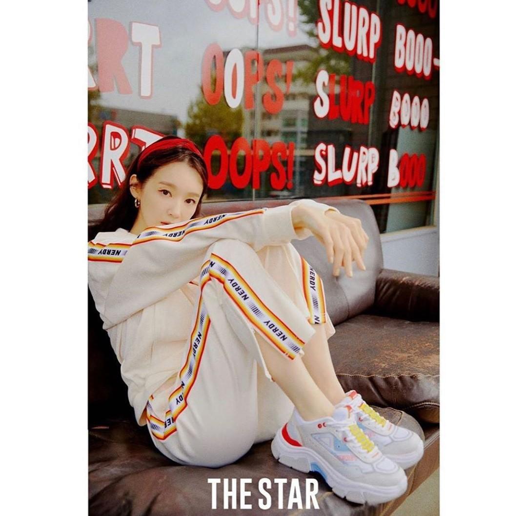 NERDYの白文字がプリントされたカジュアルな赤いジャージスタイル。