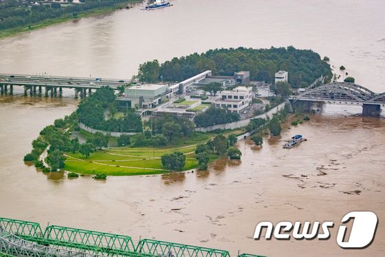 暴雨過後，洪水淹沒涵江的空中俯瞰圖，顯示樹木和建築被水圍繞。