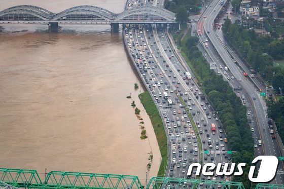 Mưa lớn kéo dài khiến Seoul ngập úng cục bộ, Hàn Quốc xả lũ 