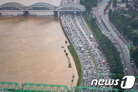 大雨過後，涵江邊的公路被淹沒，顯示交通堵塞。