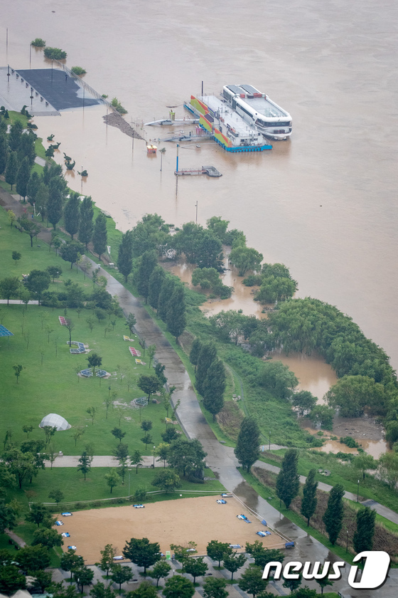 Mưa lớn kéo dài khiến Seoul ngập úng cục bộ, Hàn Quốc xả lũ 