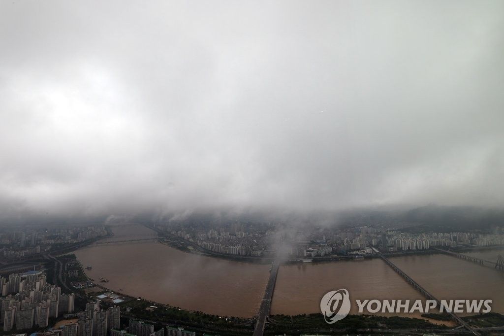 暴雨中的涵江橋與多雲的天空環境。
