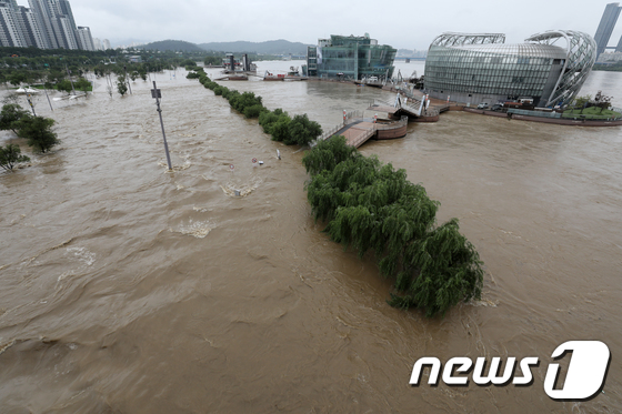 Mưa lớn kéo dài khiến Seoul ngập úng cục bộ, Hàn Quốc xả lũ 
