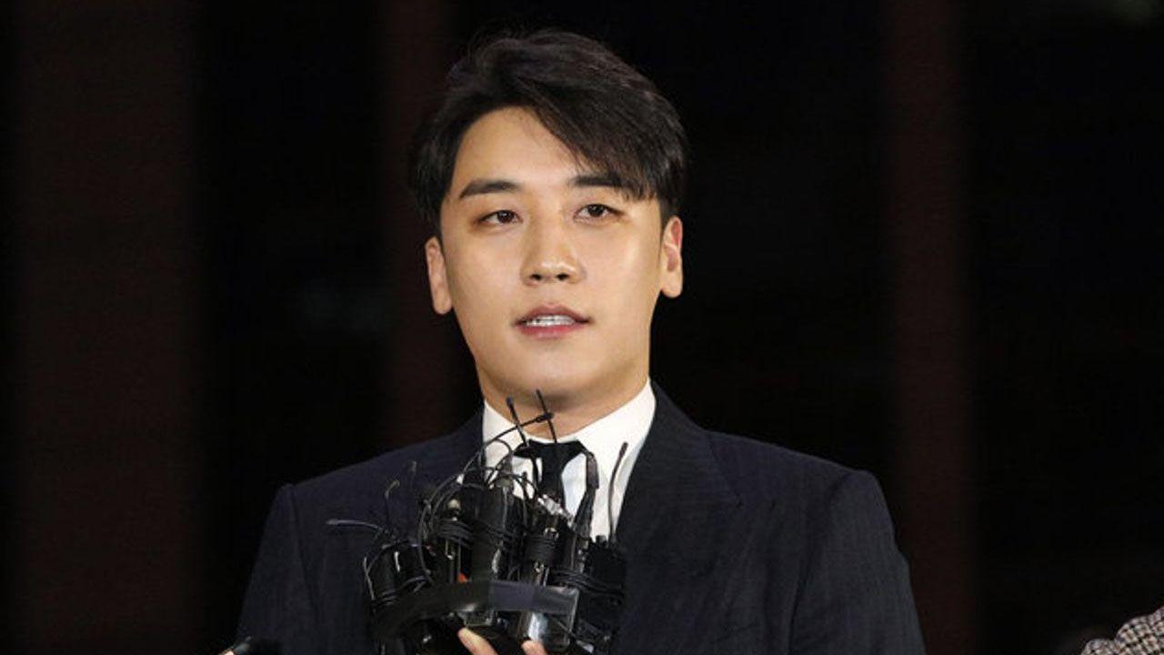 นักข่าวกำลังสัมภาษณ์บุคคลสำคัญในการแถลงข่าวเกี่ยวกับคดีใหญ่ในเกาหลีใต้