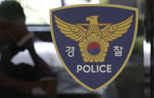 警察標誌與年輕男子背景,釜山出租車司機和乘客間爭執惹發的犯罪事件 Mundo Olimpo 底下背景 | 韓國新聞