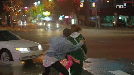 Ở Hàn, xe ô tô tạt nước vào người đi đường cũng là 1 tội, mức phạt từ 4 triệu VNĐ