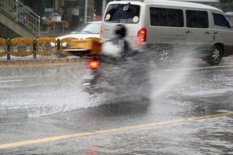 ฉันจะไม่เป็นเหยื่อคุณอีกต่อไป! พบกับกฏหมายจราจรที่หลายคนไม่รู้ หากมีรถขับผ่านและเหยียบน้ำกระเด็นใส่คนเดินเท้า มีความผิดและสามารถแจ้งความได้