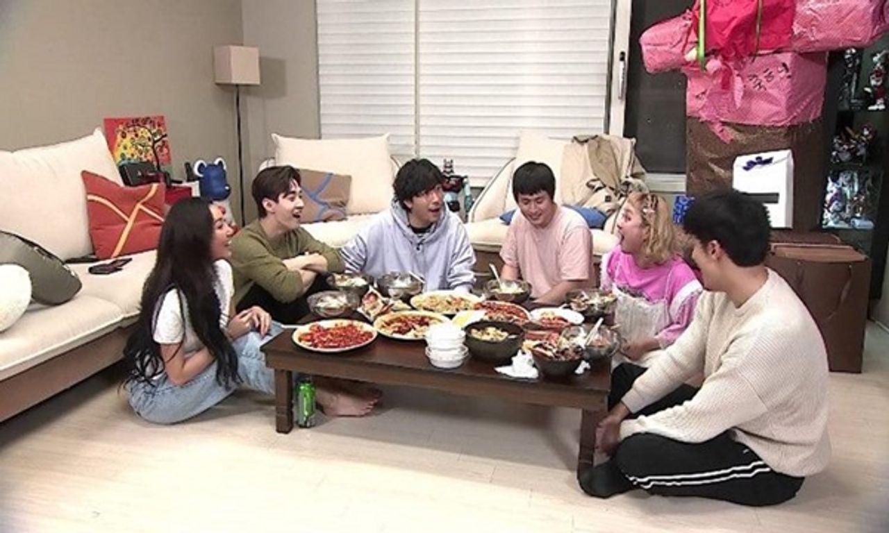 การเลือกของขวัญสำหรับย้ายบ้านใหม่ในวัฒนธรรมเกาหลีซึ่งแสดงให้เห็นถึงการแลกเปลี่ยนของขวัญแบบดั้งเดิม ระหว่างคนในครอบครัวหรือเพื่อนบ้านใกล้เคียง