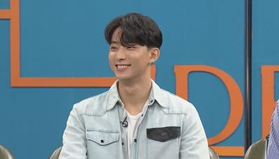 韓国のバラエティ番組に出演しているB1A4のゴンチャン、MCが集うスタジオでカジュアルなスタイルの男性、MBCevery1の『ビデオスター』収録中の様子