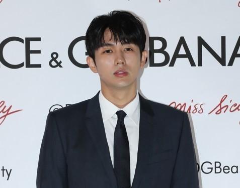 イム・スロンが公式イベントでスーツを着た姿