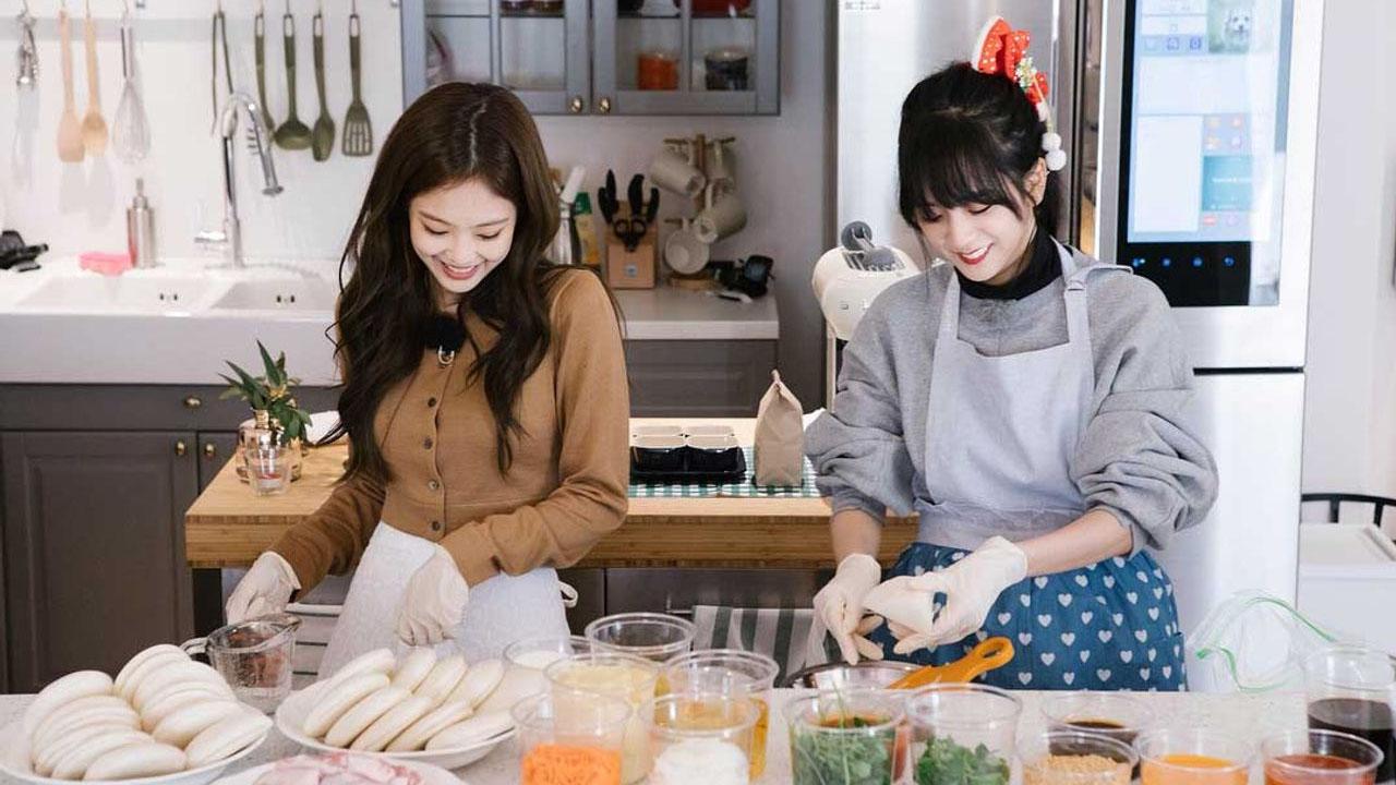 การประกอบอาหารในครัวโดยมีส่วนผสมจัดเตรียมไว้อย่างครบครัน รวมถึงแป้งและผักหลากหลายชนิด