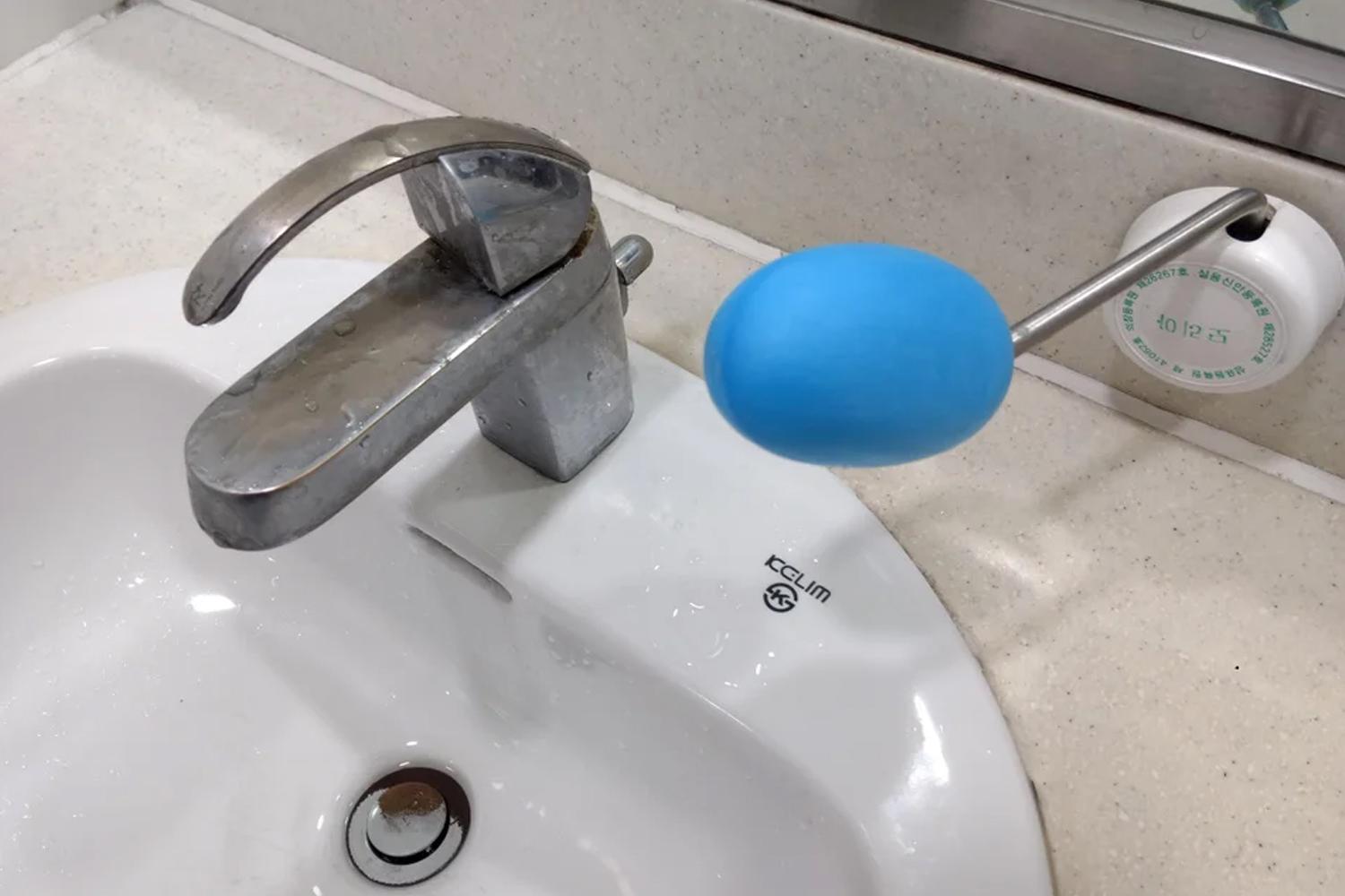 韓國公共廁所內固定的藍色肥皂,方便使用者洗手。