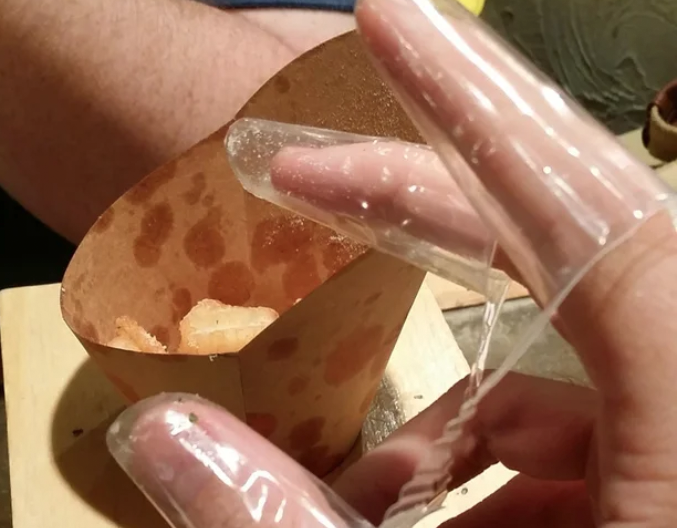 韓國部分餐廳提供的手指套，適合用來吃炸雞丁或薯條