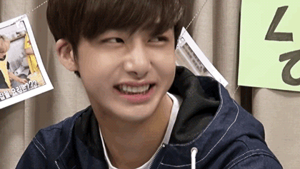 ชายหนุ่มสวมเสื้อคลุมหนังสีดำและท่าทางที่น่าสนใจ