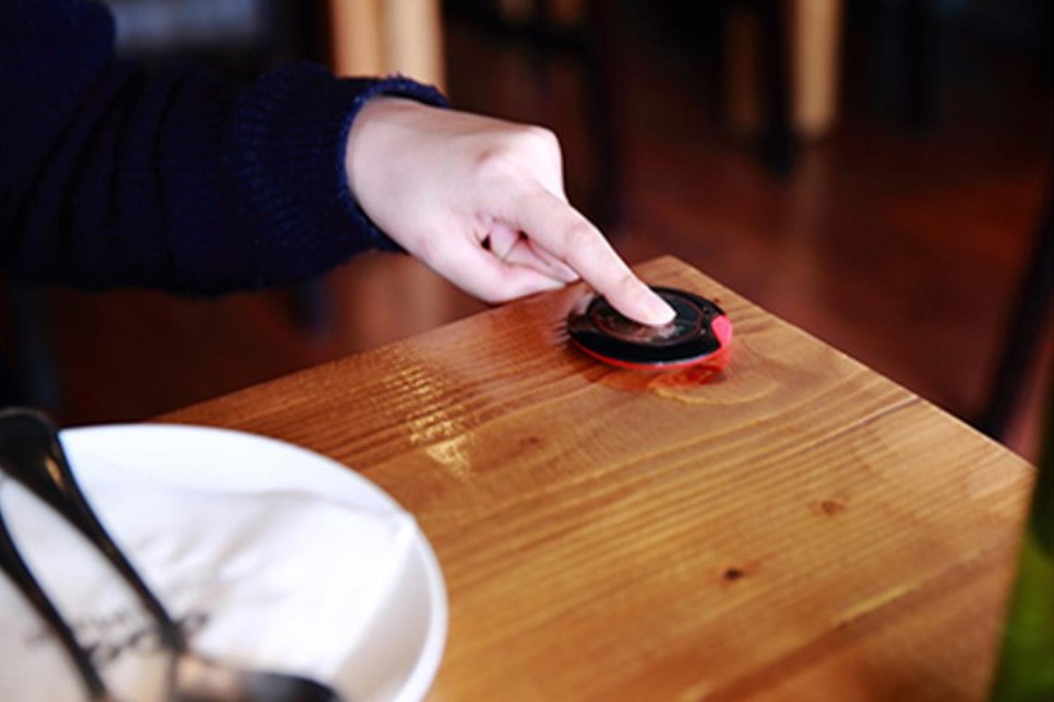 餐廳桌上設有按鈕,方便召喚服務員的裝置。