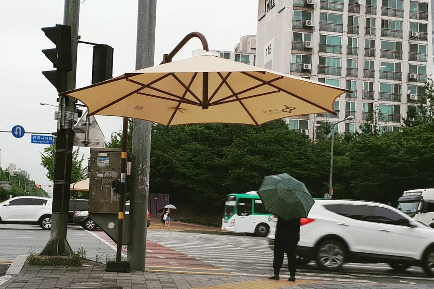 設置在韓國街頭的遮陽雨傘,供行人遮擋太陽或雨水。