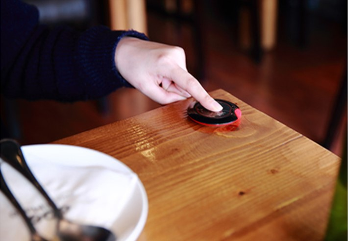 韓國餐廳桌上的服務鈴，讓顧客輕鬆呼叫服務員，非常便利的設計