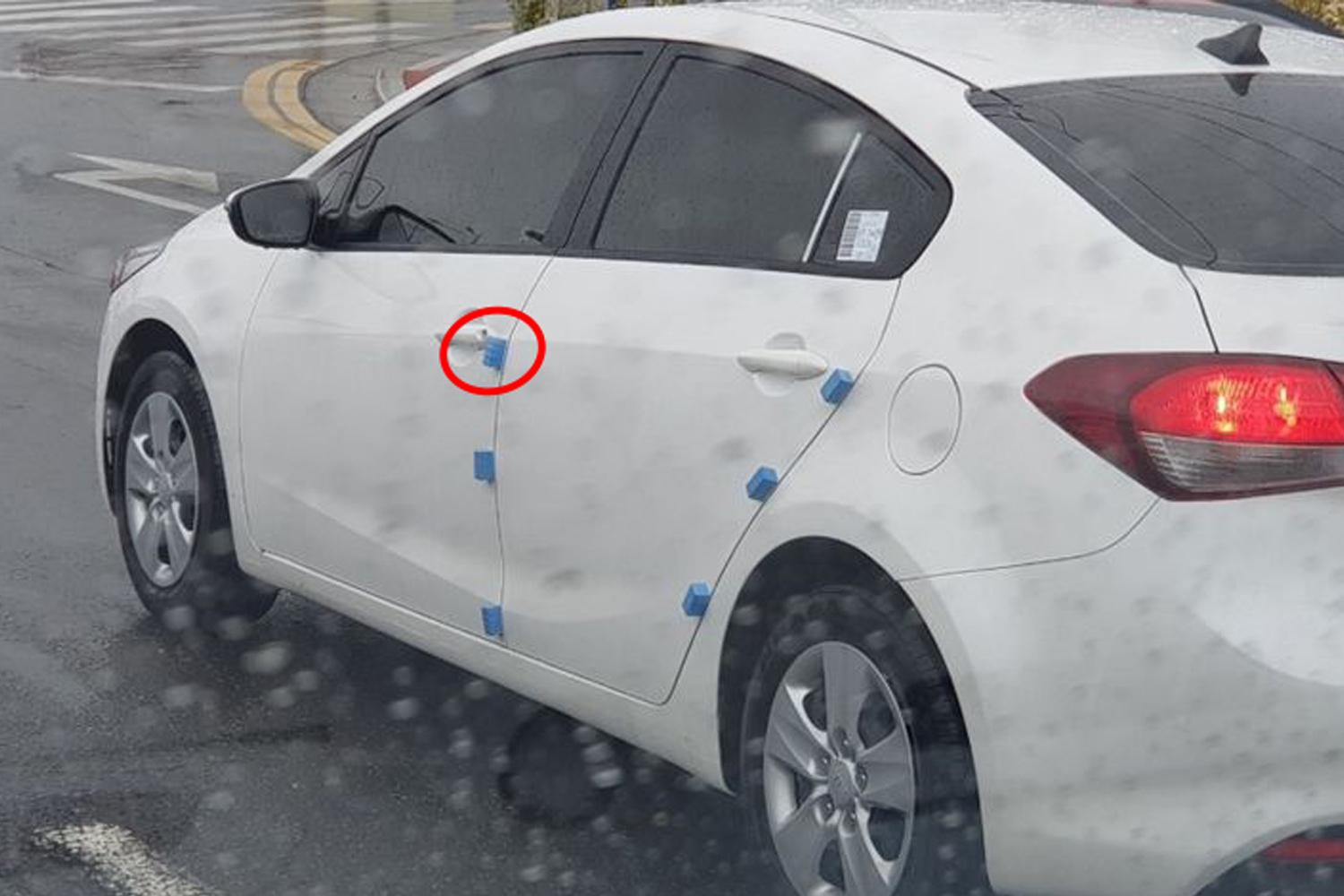 韓國車輛上的藍色海綿塊,起到減少碰撞刮花的效果。