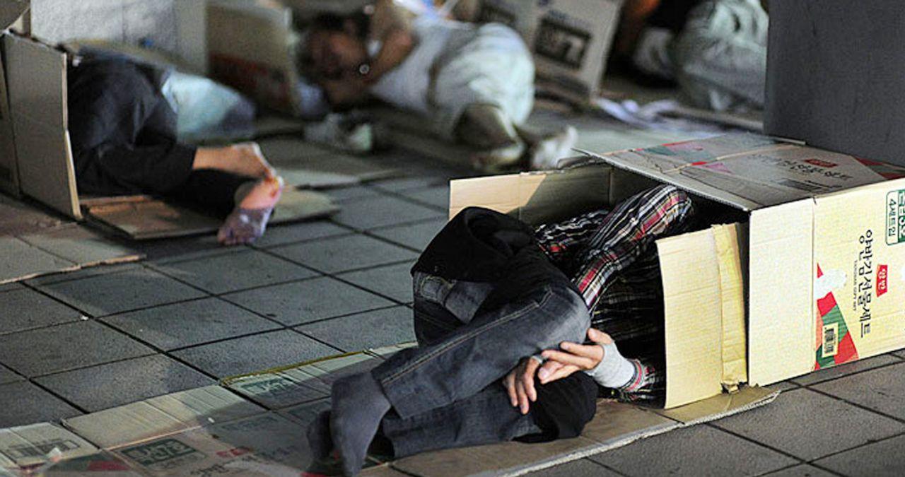 คนไร้บ้านที่นอนบนถนนในเกาหลี ปัญหาคนไร้บ้านในกรุงโซลที่ยังแก้ไม่สำเร็จ
