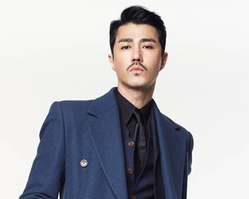 車勝元穿著深藍色西裝,搭配黑色襯衫和馬甲,展現成熟紳士風格。