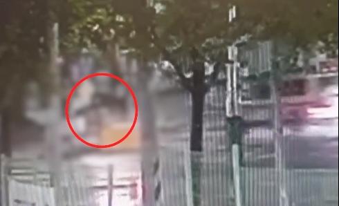 ソウル恩平区でのSUVと歩行者の交通事故の瞬間を捉えた監視カメラの写真。赤信号を無視して横断歩道を渡る歩行者がSUVと衝突する瞬間を捕らえ、歩行者が避けようとする姿が写っている。事故現場は雨天で歩行者は傘を持っている。国民日報によるキャプチャー画像。