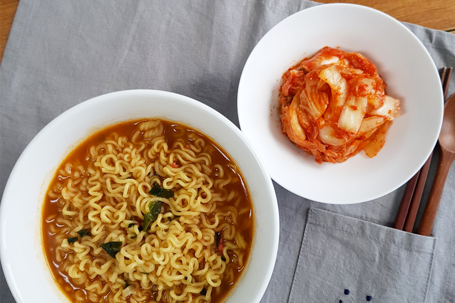 韩国美食：泡菜与拉面，通常作为小菜和饭菜一起提供，为韩国饮食文化中的一个特色。
